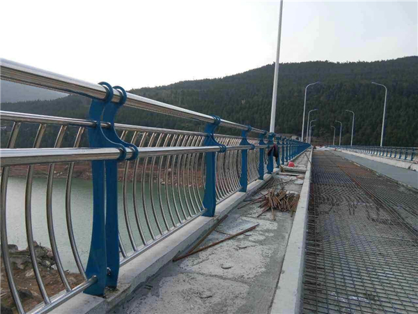 十堰不锈钢桥梁护栏的特点及其在桥梁安全中的重要作用