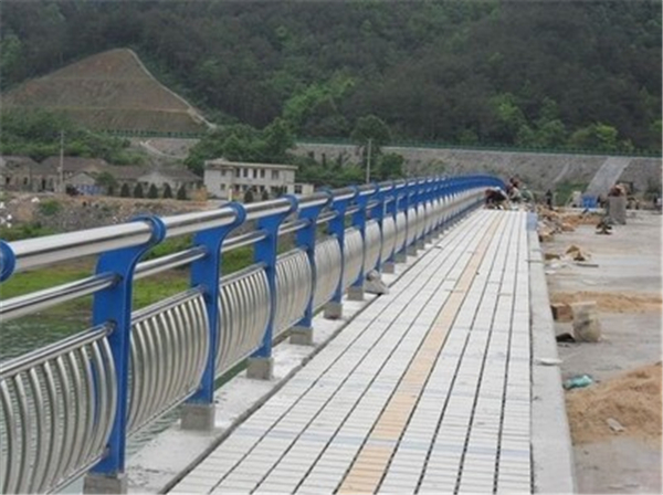 十堰不锈钢桥梁护栏的特性及其在现代建筑中的应用